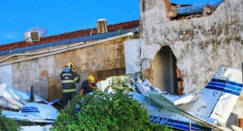 Queda de avião sobre casas deixa dois mortos e quatro feridos em Goiânia